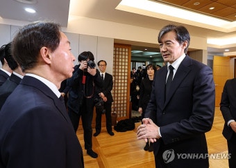 김현철 이사장과 인사하는 조국 대표