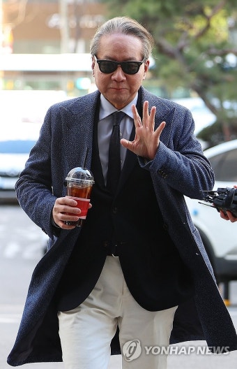 경찰 출석하는 주수호 의협 비대위 언론홍보위원장
