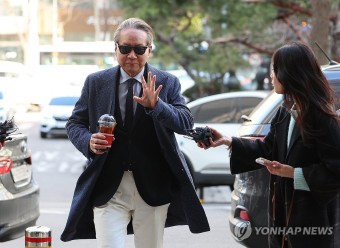 경찰 출석하는 주수호 의협 비대위 언론홍보위원장