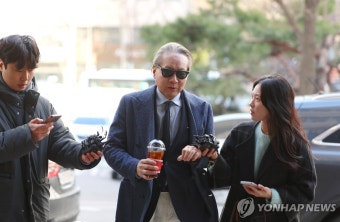경찰 출석하는 주수호 의협 홍보위원장