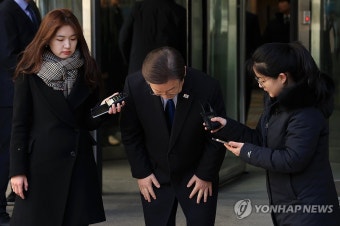 입장 밝힌 뒤 인사하는 이재명 대표