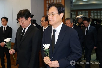 조문하는 이관섭 대통령 비서실장