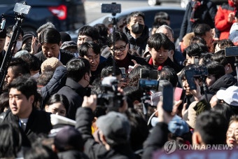 손 흔드는 한동훈 비상대책위원장