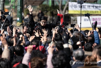 손 흔드는 한동훈 비상대책위원장