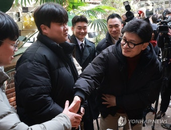 청년 만난 한동훈 비상대책위원장
