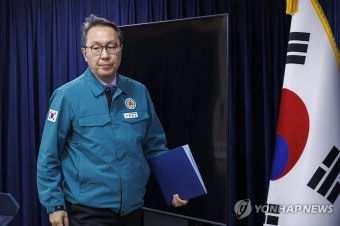의사 집단행동 관련 중대본 브리핑 입장하는 박민수 복지부 2차관