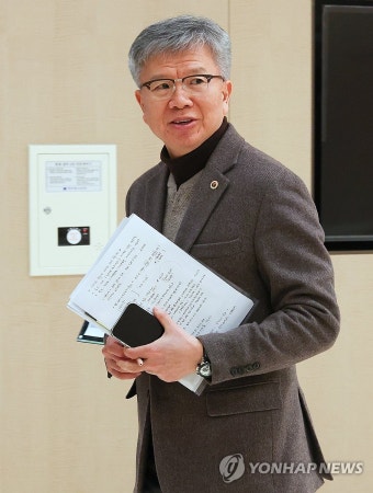 비대위 전체회의 참석하는 김택우 비대위원장