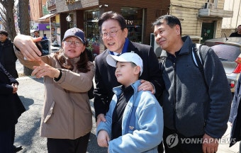 인천 계양구 거리 인사 나선 이재명 대표