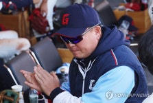 선수 격려하는 주형광 코치