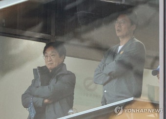 경기 지켜보는 황선홍 감독
