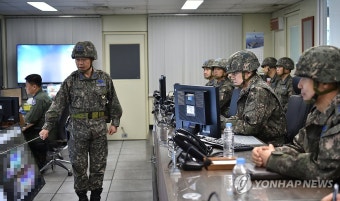 공군 공중전투사령부 전투지휘소 방문한 김명수 합참의장