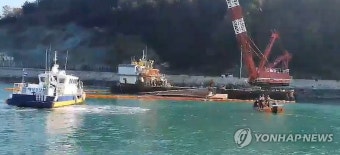 통영 욕지도 해상 전복 어선 수색하는 해경