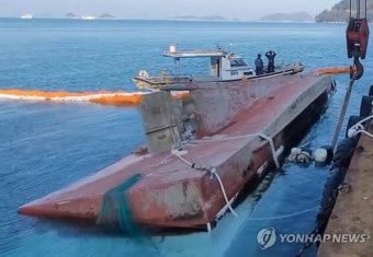 통영 욕지도 해상 전복 어선 수색하는 해경