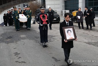 고 손명순 여사, 발인 엄수
