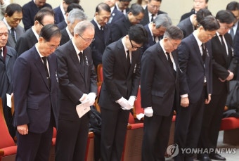 고 손명순 여사 영결식에서 묵념하는 참석자들