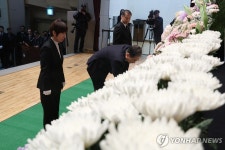 고 손명순 여사 영정에 헌화와 분향하는 한덕수 총리