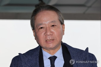 고소인 조사 출석하며 취재진 만난 주수호 위원장