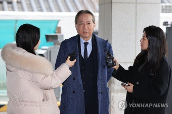 고소인 조사 출석하며 취재진 만난 주수호 위원장