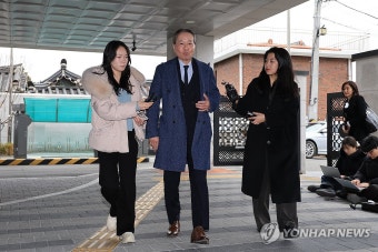주수호 위원장, '제약회사 직원 의사집회 동원' 게시자 고소인 조사 출석