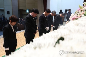 묵념하는 이관섭 대통령 비서실장과 장호진 국가안보실장