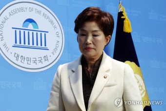 탈당 회견 마친 전혜숙 의원
