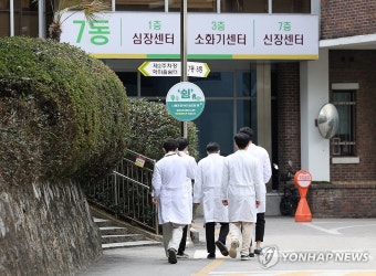 '전공의 이탈 3주째' 병동 향하는 의료진