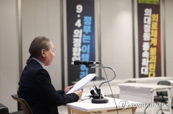 브리핑하는 주수호 의협 홍보위원장