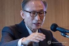 강연하는 MB