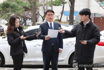 경찰 출석하는 임현택 대한소아청소년과의사회장