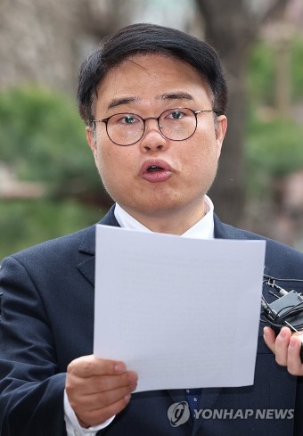 경찰 출석하는 임현택 대한소아청소년과의사회장