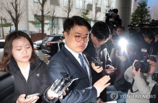 경찰 출석하는 임현택 대한소아청소년과의사회장