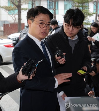 경찰 출석하는 임현택 대한소아청소년과의사회장