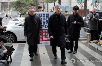 경찰 출석하는 김택우 의협 비대위원장과 박명하 조직위원장