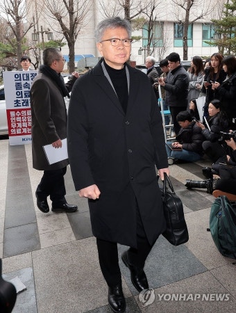 경찰 출석하는 김택우 의협 비대위원장과 박명하 조직위원장