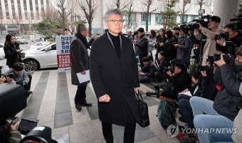 경찰 출석하는 김택우 의협 비대위원장과 박명하 조직위원장