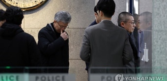 경찰 조사실 향하는 김택우 의협 비대위원장과 박명하 조직강화위원장