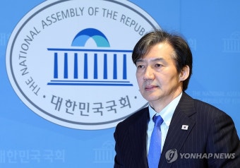 기자회견 마친 조국 대표