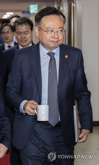 국무회의 입장하는 조규홍 복지부 장관