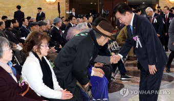독립운동가 후손들과 인사하는 국회의장