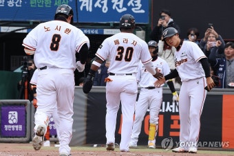 홈인하는 페라자와 노시환