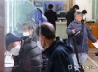 접수 창구 앞 내원객들