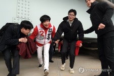 영등포역 고가차도 밑 지나는 한동훈 비대위원장