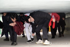 영등포역 고가차도 밑 지나는 한동훈 비대위원장