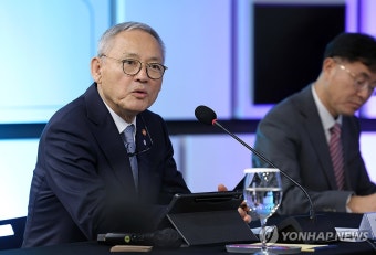 스포츠관광 활성화 방안 논의하는 유인촌 장관