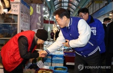 옥련시장 상인과 인사하는 이재명 대표