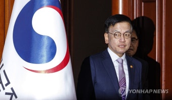 비상 경제장관회의 입장하는 최상목 부총리