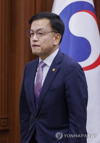 비상 경제장관회의 입장하는 최상목 부총리