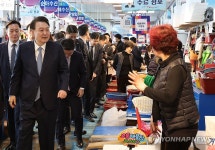 삼천포용궁수산시장 찾은 윤석열 대통령