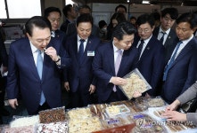 아귀포 시식하는 윤석열 대통령