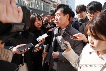 취재진 질문에 답하는 하태경 의원